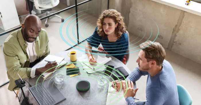 Die Mikrofone lauschen in alle Richtungen. Unerwünschte Umgebungsgeräusche filtert die Geräuschunterdrückung aber gekonnt heraus. (Bild: Jabra)