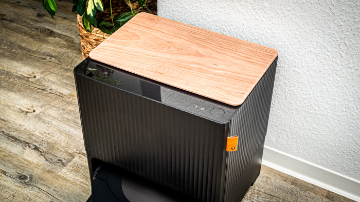 Der elegant designten Basisstation des iRobot Roomba Combo j9+ sieht man auf den ersten Blick nicht an, dass es sich um Technik handelt. (Bild: Berti Kolbow-Lehradt)