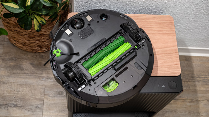 Der iRobot Roomba Combo j9+ orientiert sich nicht mit Laser-Sensoren, sondern allein mit einer Kamera. (Bild: Berti Kolbow-Lehradt)
