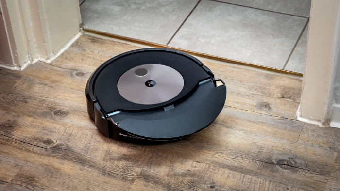 Das Top-Modell von iRobot saugt weit über 90 Prozent des Testschmutzmixes auf. Das ist sehr gut. (Bild: Berti Kolbow-Lehradt)