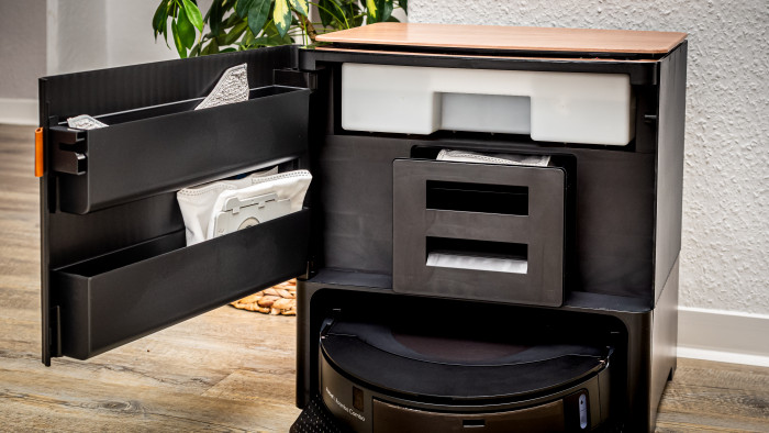 Um Teppiche beim Wischen nicht zu wässern, klappt der iRobot Roomba Combo j9+ sein Wischmodul bei Bedarf auf die Oberseite des Robotergehäuses, ähnlich wie bei einem Cabrio-Dach. (Bild: Berti Kolbow-Lehradt)