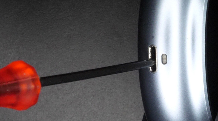 Um den neuen Anschluss zu verbauen, muss der alte Lightning-Anschluss aus dem Gehäuse geschlagen werden. (Bild: Ken Pillonel)