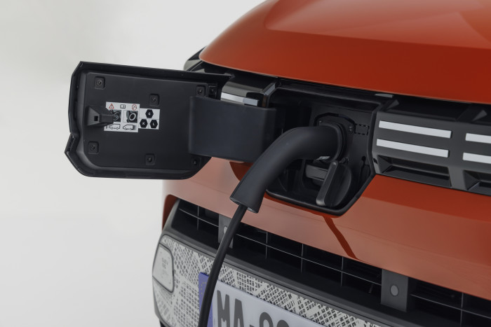 Die maximale Ladeleistung ist mit 30 kW Gleichstrom recht niedrig, und das auch nur gegen Aufpreis. (Foto:Dacia)