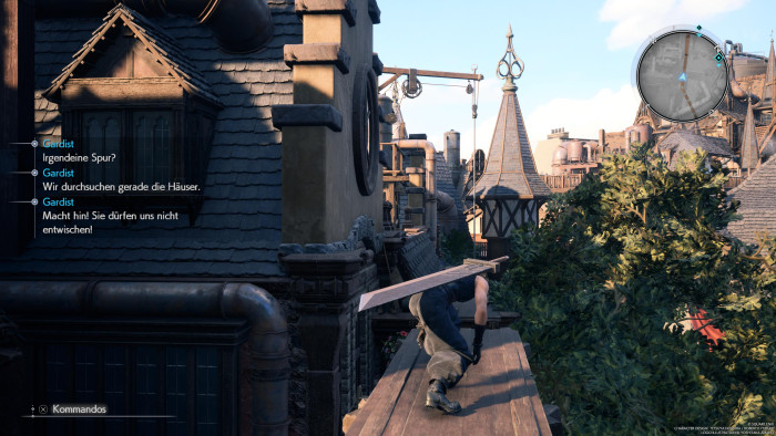 In einer Stadt schleicht Cloud an Wachen vorbei. (Bild: Square Enix/Screenshot: Golem.de)