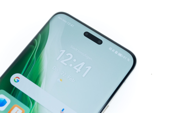 Im Display sind die Frontkamera und ein TOF-Sensor für die Gesichtserkennung verbaut. (Bild: Martin Wolf/Golem.de)