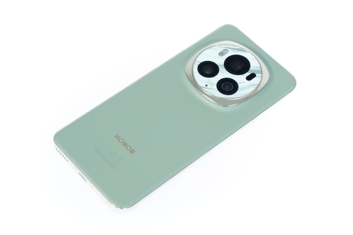 Unser Testmodell hat eine Kunstlederrückseite. Das Magic 6 Pro gibt es auch noch in Schwarz mit Glasrückseite. (Bild: Martin Wolf/Golem.de)