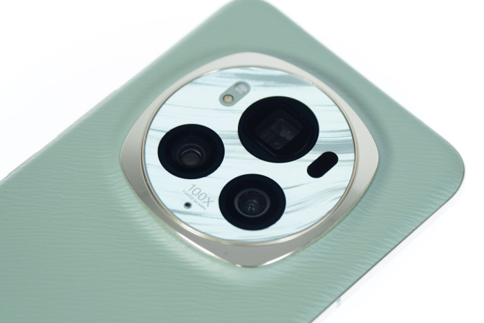 Die Dreifachkamera ist in einem auffälligen Modul untergebracht. (Bild: Martin Wolf/Golem.de)