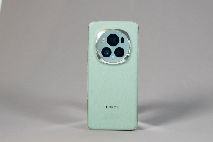 Die Rückseite hat ein ungewöhnliches Design mit auffälligen Texturen. (Bild: Martin Wolf/Golem.de)