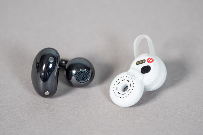 Links Huaweis Freeclip, rechts Sonys Link Buds (Bild: Martin Wolf/Golem.de)