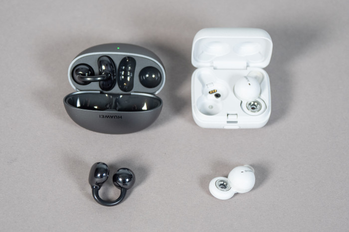 Links Huaweis Freeclip im Ladeetui, rechts Sonys Link Buds im Ladeetui (Bild: Martin Wolf/Golem.de)