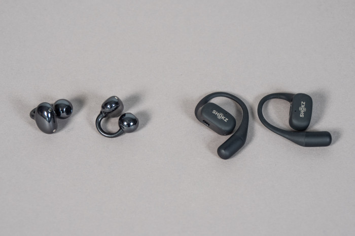 Links Huaweis Freeclip, rechts Shokz' Openfit (Bild: Martin Wolf/Golem.de)