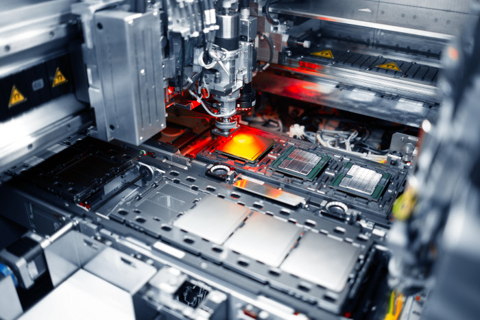 Intel stellt jedoch nicht nur Halbleiterchips her, sondern am Ende fertige Produkte. IFS bildet den gesamten Prozess ab, vom Wafer bis zum fertigen Prozessor. (Quelle: Intel)