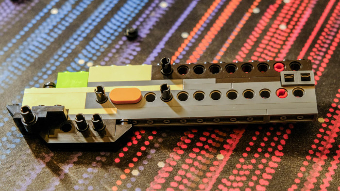 Aufbau des Lego Dune Atreides Royal Ornithopter 10327 (Bild: Oliver Nickel/Golem.de)