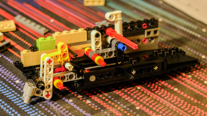 Aufbau des Lego Dune Atreides Royal Ornithopter 10327 (Bild: Oliver Nickel/Golem.de)