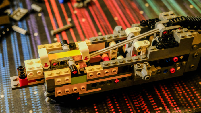 Aufbau des Lego Dune Atreides Royal Ornithopter 10327 (Bild: Oliver Nickel/Golem.de)