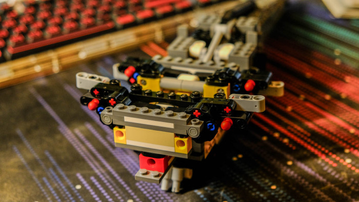 Aufbau des Lego Dune Atreides Royal Ornithopter 10327 (Bild: Oliver Nickel/Golem.de)