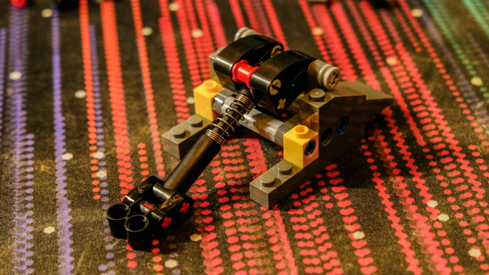 Aufbau des Lego Dune Atreides Royal Ornithopter 10327 (Bild: Oliver Nickel/Golem.de)