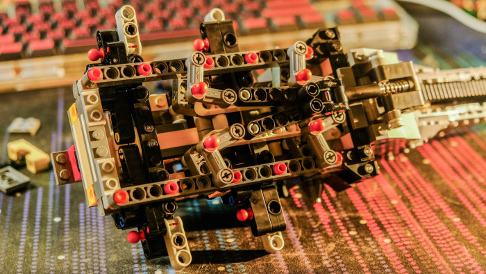 Aufbau des Lego Dune Atreides Royal Ornithopter 10327 (Bild: Oliver Nickel/Golem.de)