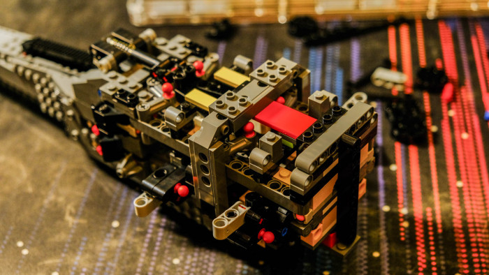 Aufbau des Lego Dune Atreides Royal Ornithopter 10327 (Bild: Oliver Nickel/Golem.de)