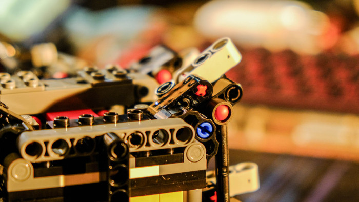 Aufbau des Lego Dune Atreides Royal Ornithopter 10327 (Bild: Oliver Nickel/Golem.de)