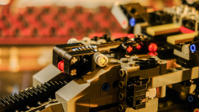 Aufbau des Lego Dune Atreides Royal Ornithopter 10327 (Bild: Oliver Nickel/Golem.de)