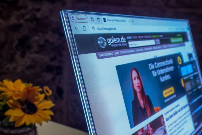 Der gesamte Deckel des Laptops ist transparent. (Bild: Martin Wolf/Golem.de)