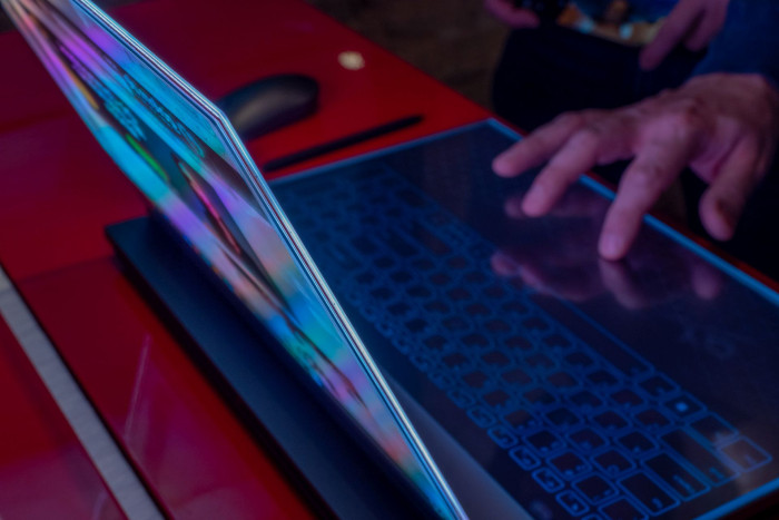 Das transparente Display von der Seite (Bild: Martin Wolf/Golem.de)