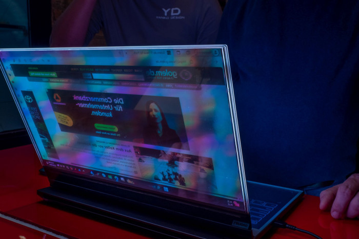 Von der Rückseite aus lassen sich alle Displayinhalte gut erkennen. (Bild: Martin Wolf/Golem.de)