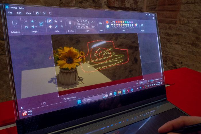 Schwarze Bildschirminhalte werden komplett durchsichtig angezeigt. (Bild: Martin Wolf/Golem.de)