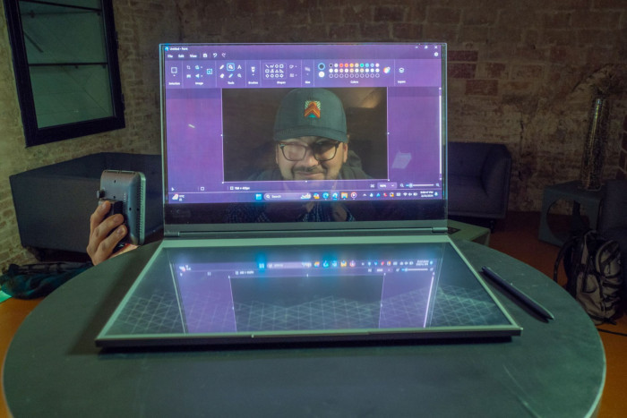In bestimmten Situationen sind Objekte und Personen hinter dem Display sehr gut zu erkennen. (Bild: Martin Wolf/Golem.de)