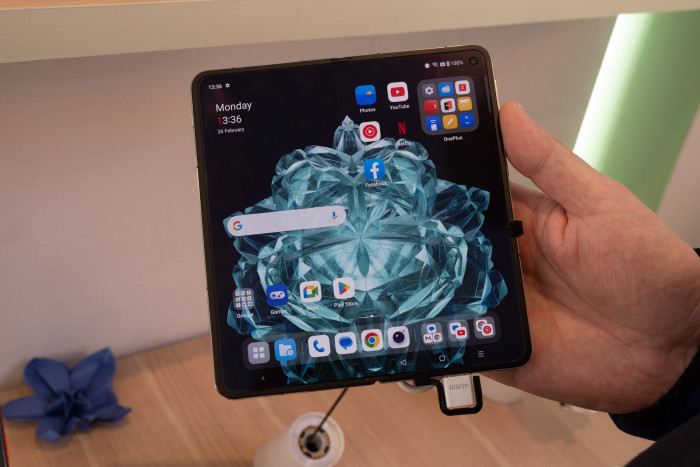 Das aufgeklappte Oneplus Open (Bild: Martin Wolf/Golem.de)