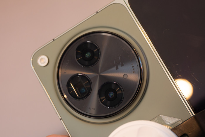 Das Oneplus Open hat auf der Rückseite eine Dreifachkamera eingebaut. (Bild: Martin Wolf/Golem.de)