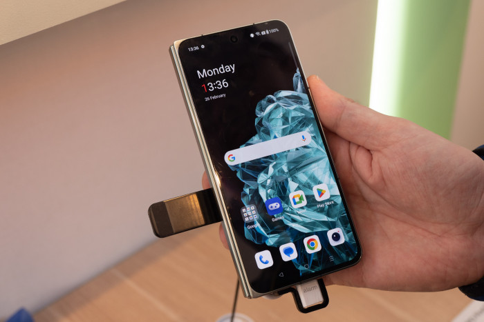 Das Außendisplay hat das Format 20:9 und lässt sich wie bei einem normalen Smartphone bedienen. (Bild: Martin Wolf/Golem.de)