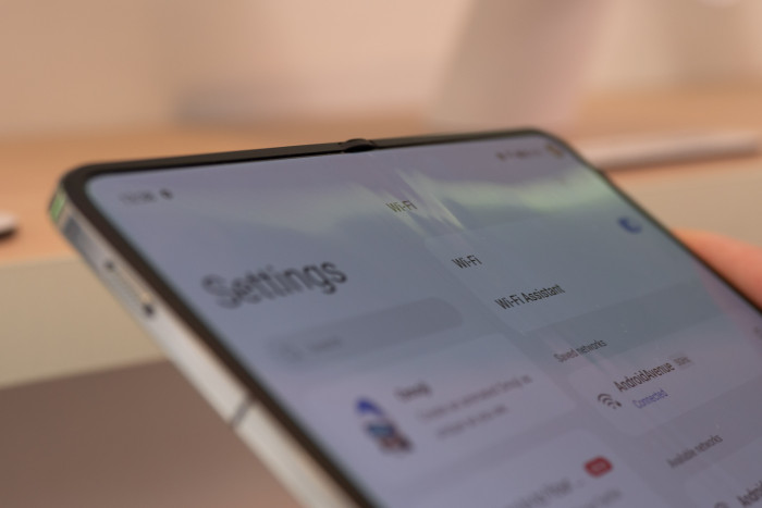 Aufgeklappt ist das Oneplus Open sehr dünn, wirkt aber immer noch stabil. Der Falz im Scharnierbereich ist äußerst dezent. (Bild: Martin Wolf/Golem.de)
