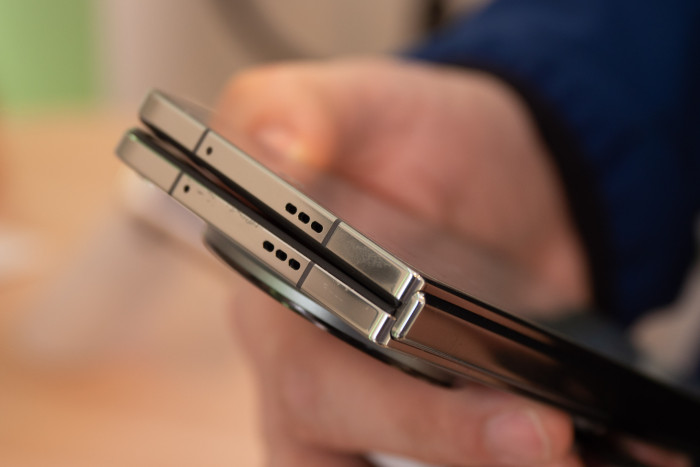 Zusammengeklappt ist das Oneplus Open etwas dicker als ein Smartphone in herkömmlicher Bauweise - auf diesem Foto schließt es nur wegen eines Halteclips nicht komplett. (Bild: Martin Wolf/Golem.de)