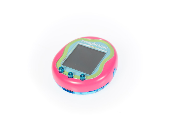 Vom Design her ähnelt das Tamagotchi Uni seinem Vorgänger aus den 90er Jahren - es hat allerdings ein Farbdisplay und wesentlich bessere Technik. (Bild: Martin Wolf/Golem.de)