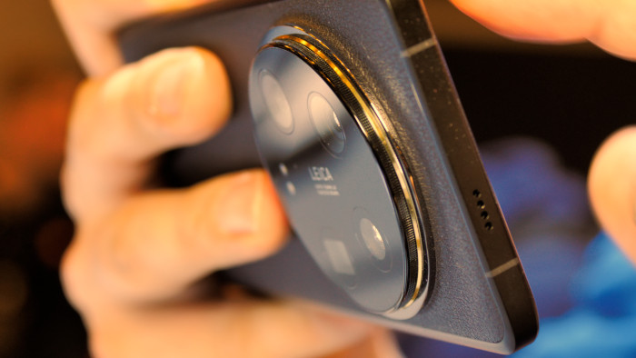 Das Kameramodul ragt prominent aus dem Gehäuse. (Bild: Martin Wolf/Golem.de)