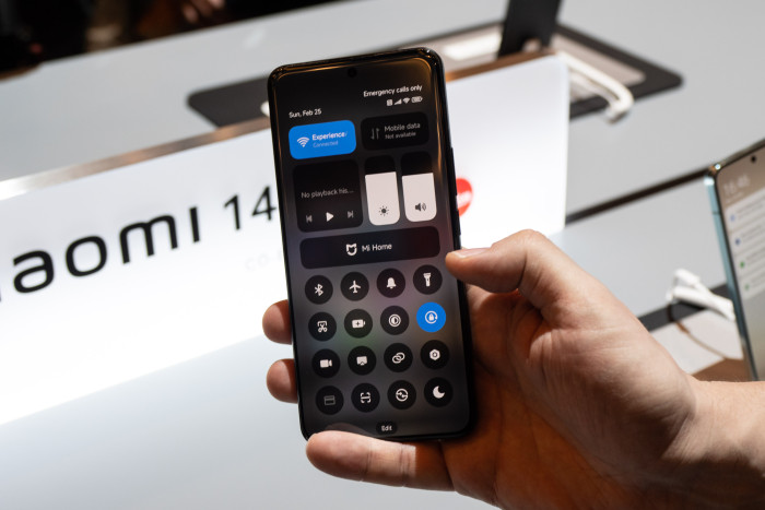 Das Kontrollzentrum von Xiaomis Android-Fork Hyper OS erinnert stark an das Pendant unter iOS. (Bild: Martin Wolf/Golem.de)