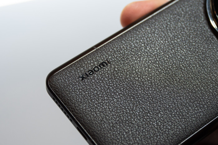 Die Rückseite ist aus Kunstleder, das gut in der Hand liegt. (Bild: Martin Wolf/Golem.de)