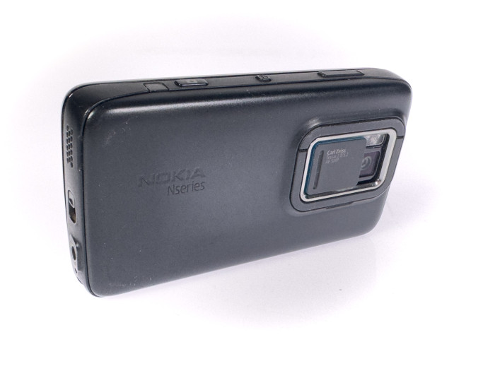 Auf der Rückseite befindet sich die 5-Megapixel-Kamera. Sie ist mit einer Klappe geschützt. (Bild: Martin Wolf/Golem.de)