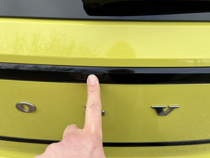 Die Heckklappe öffnet sich per Fingerdruck. (Foto: Dirk Kunde)