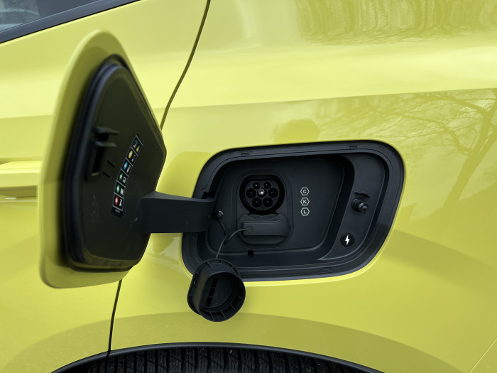 Optional kann der EX30 mit bis zu 22 kW Wechselstrom laden. (Foto: Dirk Kunde)