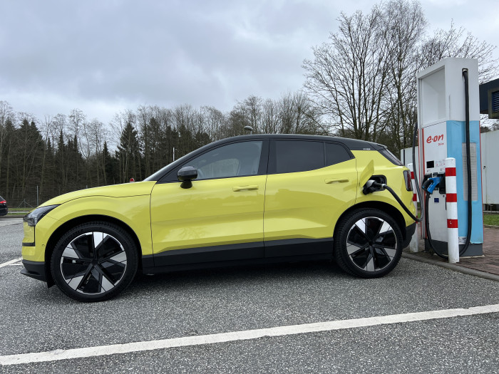 Per Gleichstrom lädt der EX30 mit bis zu 153 kW, die günstigeren Modelle schaffen 134 kW. (Foto: Dirk Kunde) 