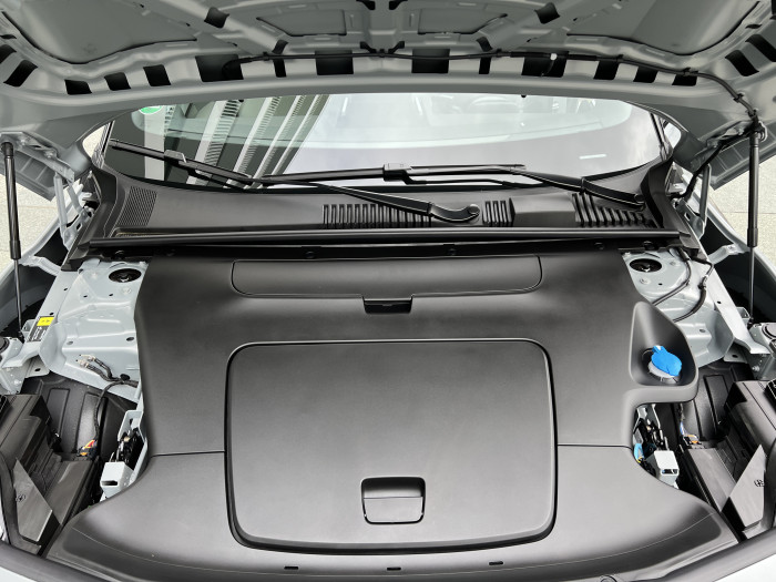 Unter der Fronthaube ist ebenfalls ein kleiner Stauraum. (Foto: Dirk Kunde)