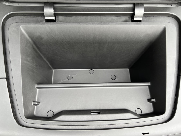 In den Frunk passt immerhin ein Typ-2-Ladekabel. (Foto: Dirk Kunde)