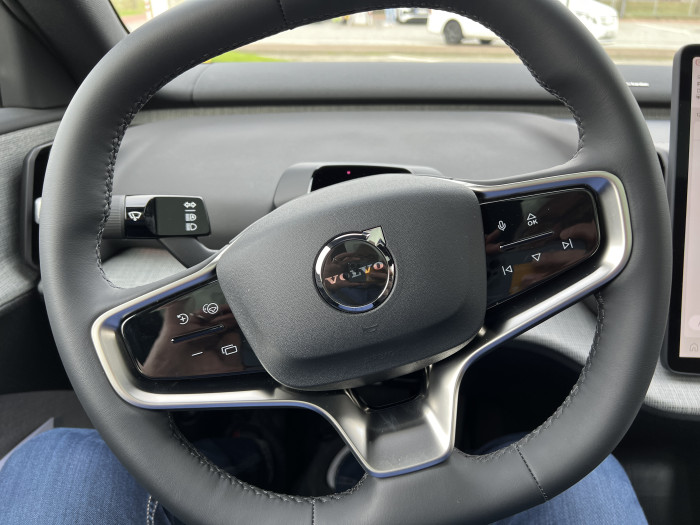 Mit den Bedienfeldern am Lenkrad lassen sich die Assistenzsysteme und die Medien steuern. (Foto: Dirk Kunde) 