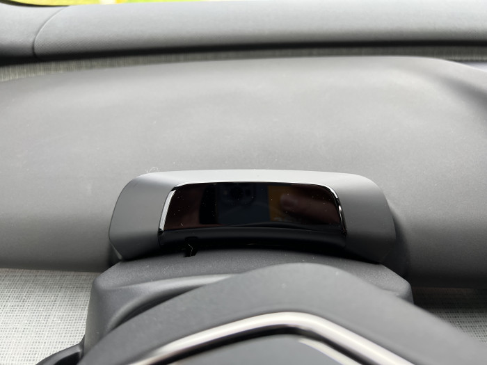 Es gibt kein Fahrerdisplay hinter dem Lenkrad. Dort befinden sich Infrarotkameras für die Fahrerüberwachung. (Foto: Dirk Kunde)