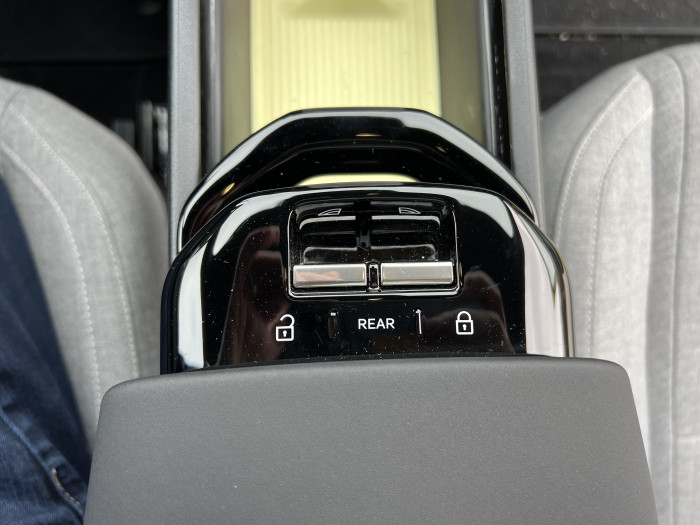 Der Fahrwahlhebel befindet sich in der Mittelkonsole. (Foto: Dirk Kunde)