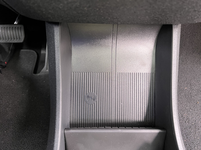 Es gibt Platz für das induktive Laden von zwei Handys. (Foto: Dirk Kunde)