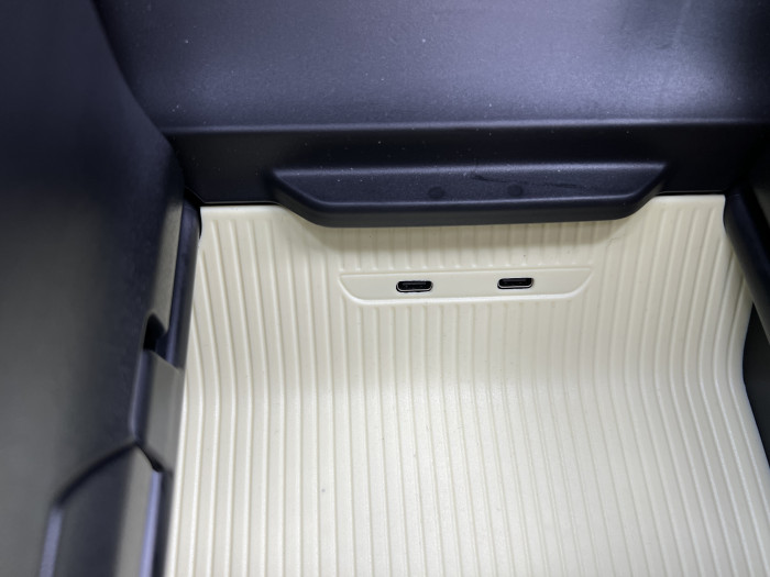 In der Mittelkonsole sind ebenfalls zwei USB-C-Buchsen untergebracht. (Foto: Dirk Kunde)